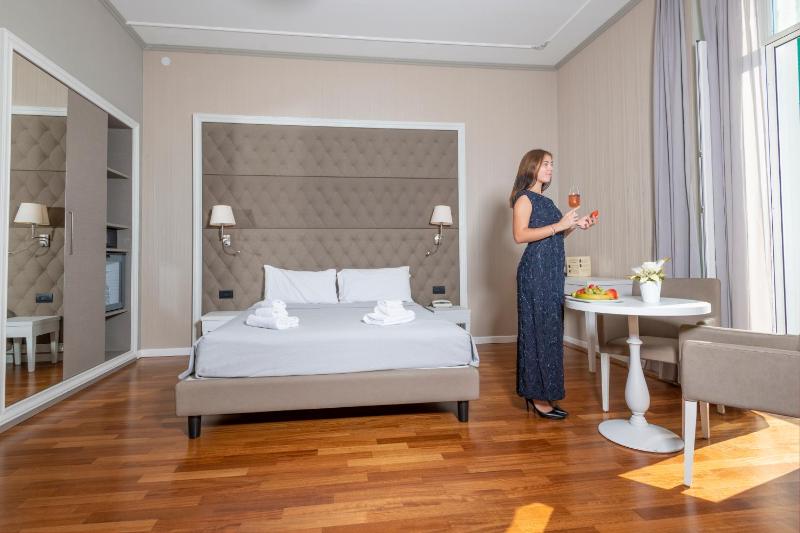 Deluxe Double Room with Sea View image 2