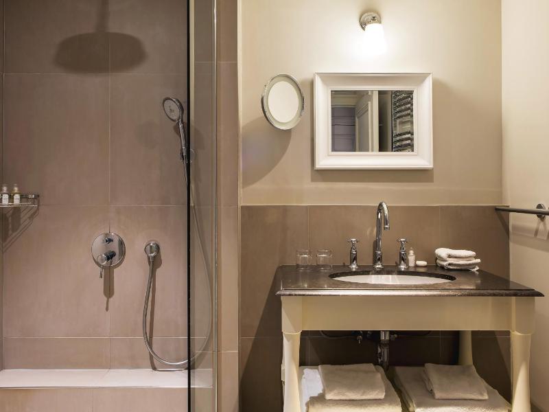 Deluxe Double Room image 3