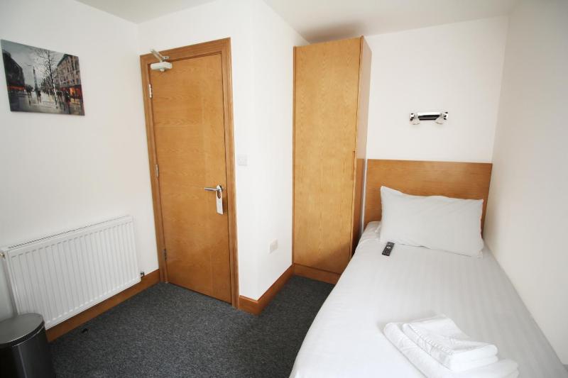 Single Room with Private Bathroom image 4