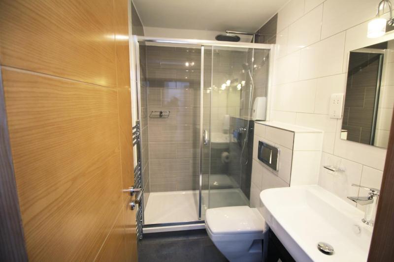 Single Room with Private Bathroom image 2