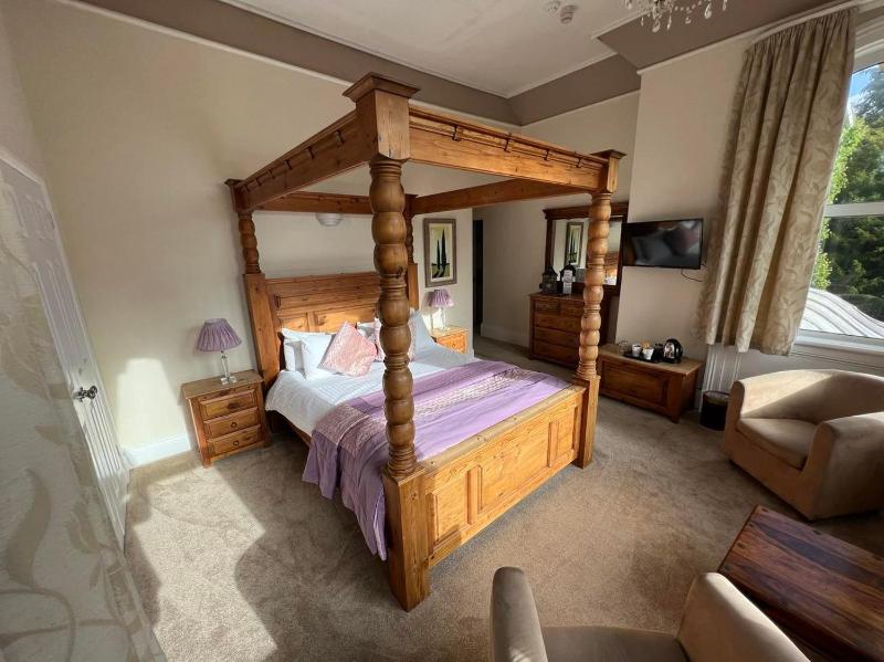 Suite With Four Poster Bed image 4