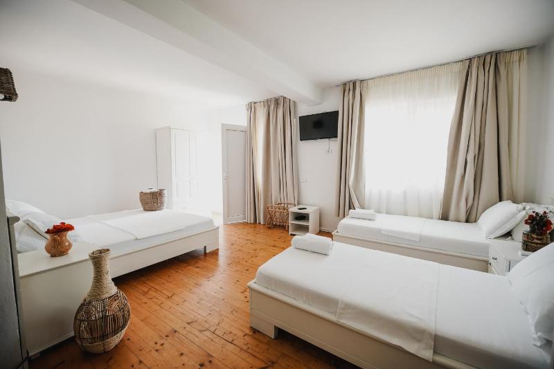 Quadruple Room image 3