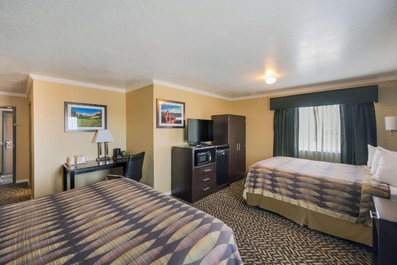 Double Room with One King and One Queen Bed image 3