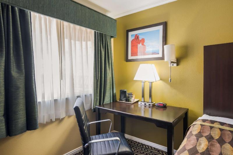 Queen Room with Bathtub image 4