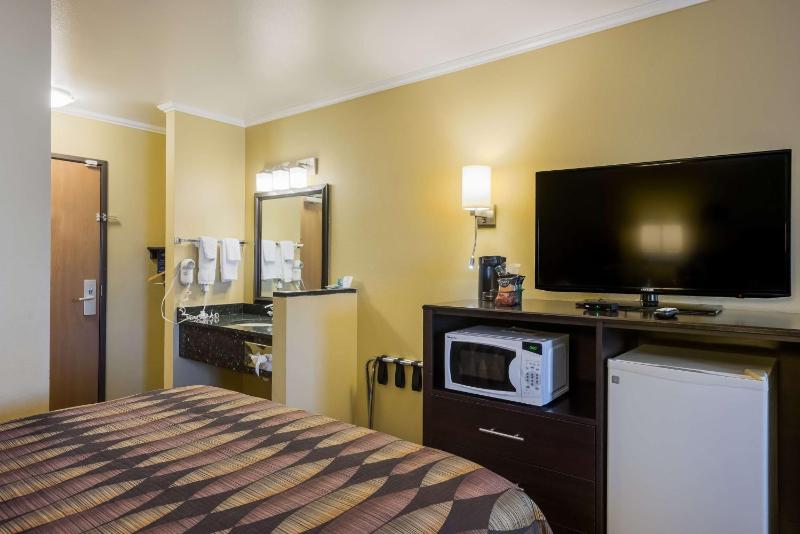 Queen Room with Two Queen Beds image 4