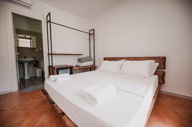 Small Double Room image 3