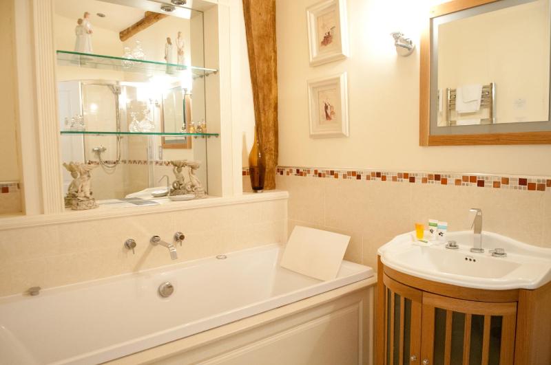 Twin Room image 3