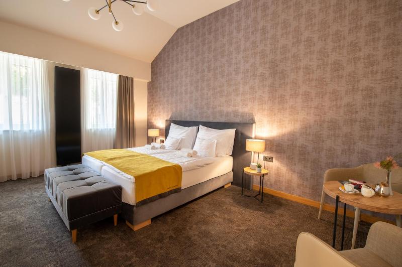Deluxe Triple Room image 1
