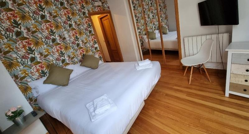 Double Room image 3