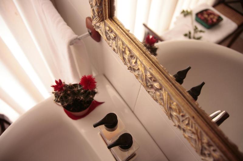 Twin Room image 4