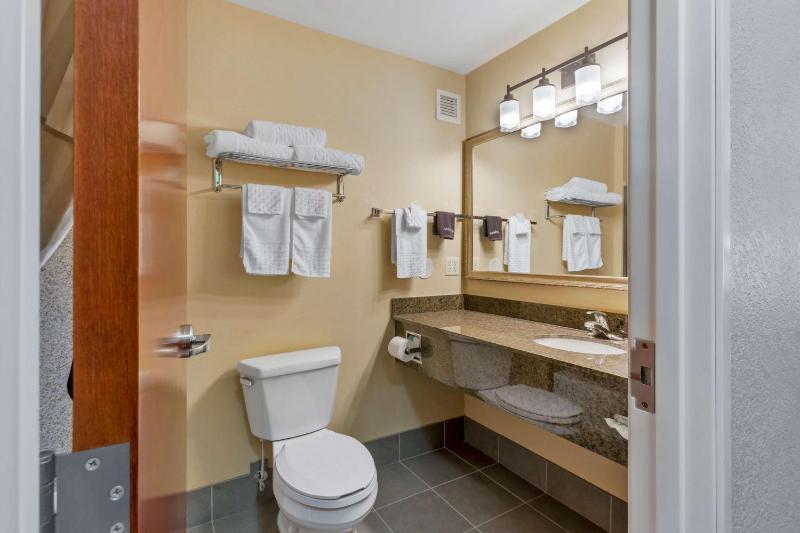 Queen Room with Two Queen Beds - Pet Friendly image 1