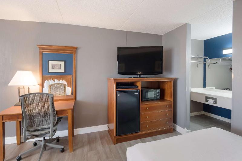 Double Room with Two Double Beds - Pet-Friendly image 4