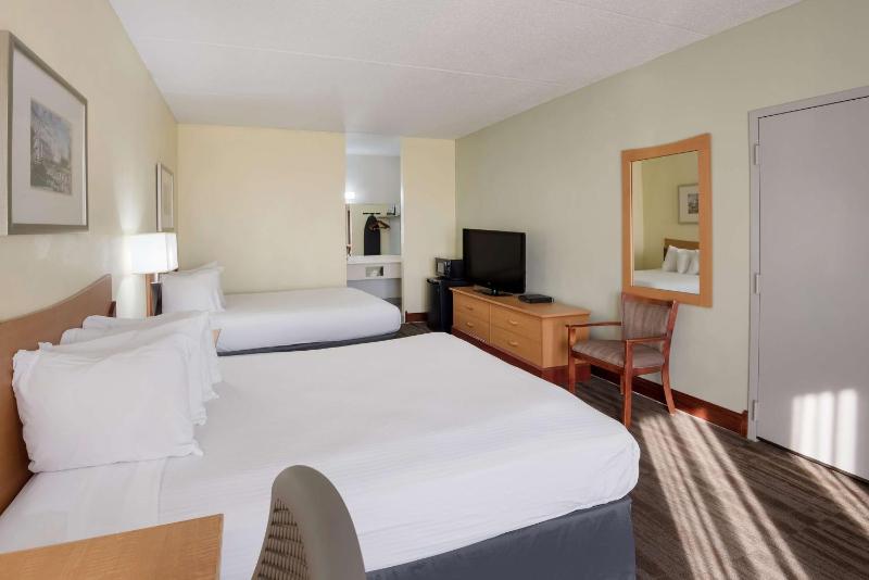 Queen Room with Two Queen Beds - Pet Friendly/Non-Smoking image 3
