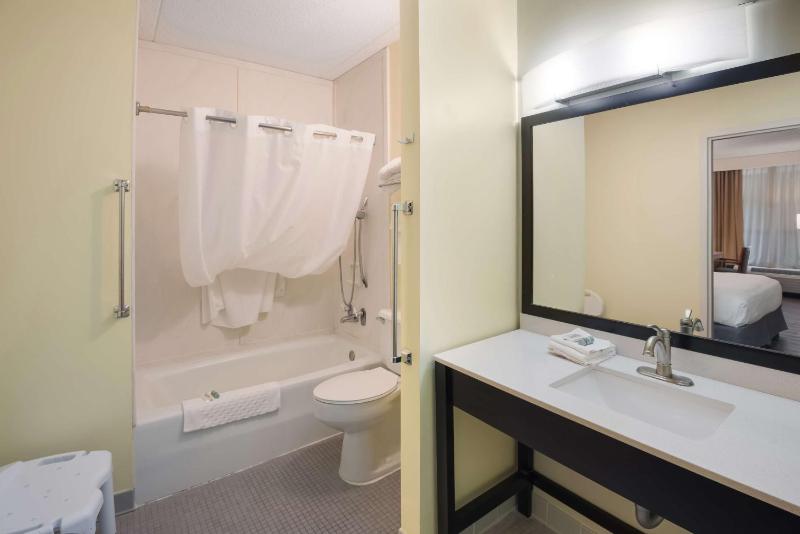 King Room with Mobility Accessible Tub image 3