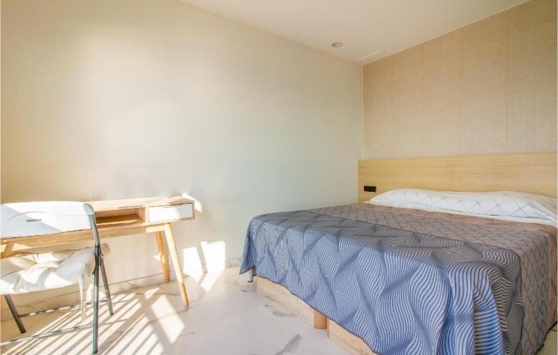 Awesome Apartment In Santa Pola With Wifi - image 16