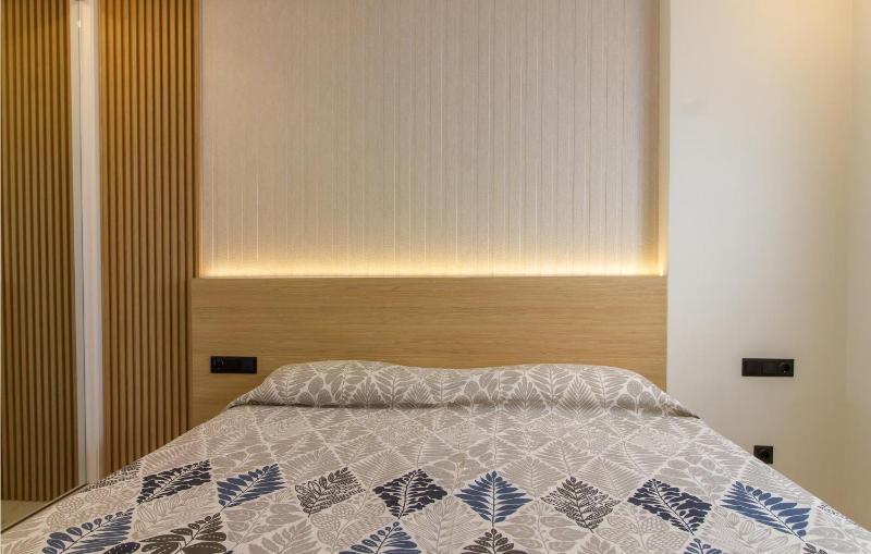 Awesome Apartment In Santa Pola With Wifi - image 22