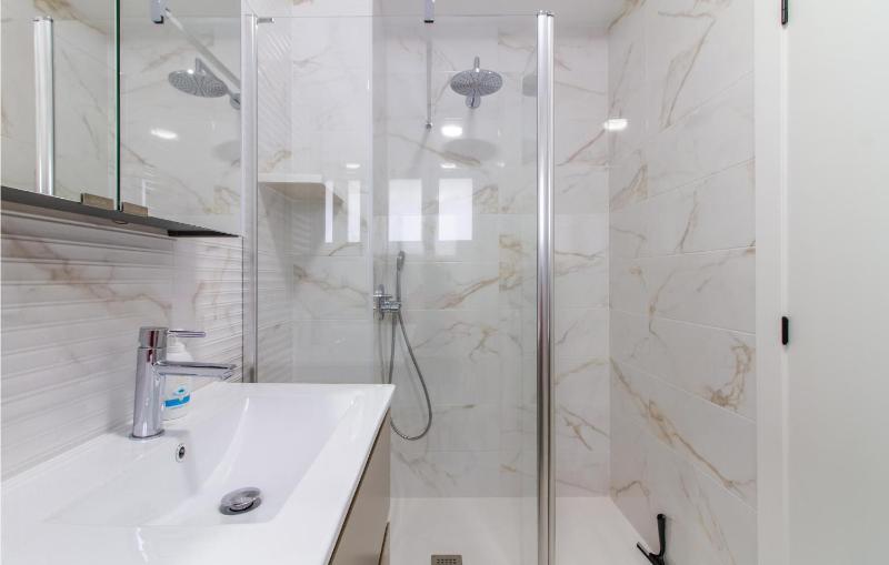 Awesome Apartment In Santa Pola With Wifi - image 17