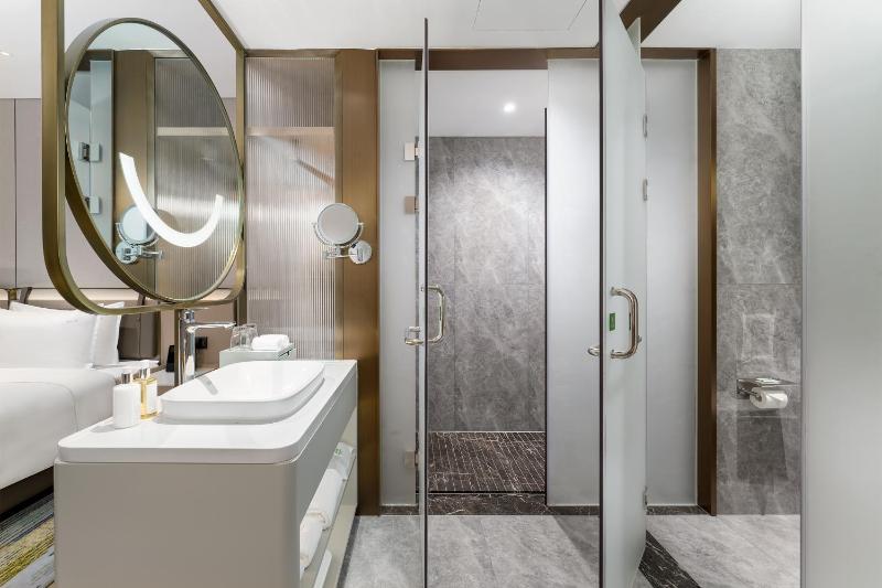 Premium King Room with River View image 2