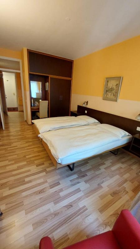 Economy Twin Room image 3