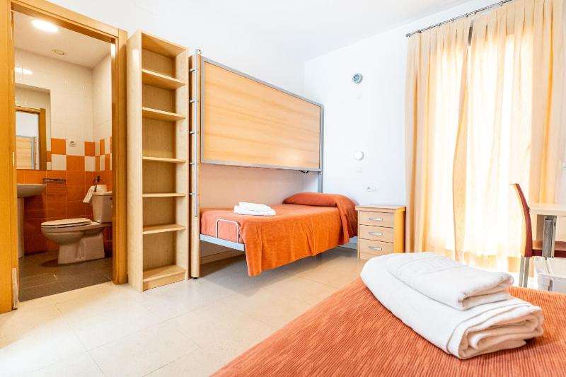 Triple Room with Private Bathroom image 4