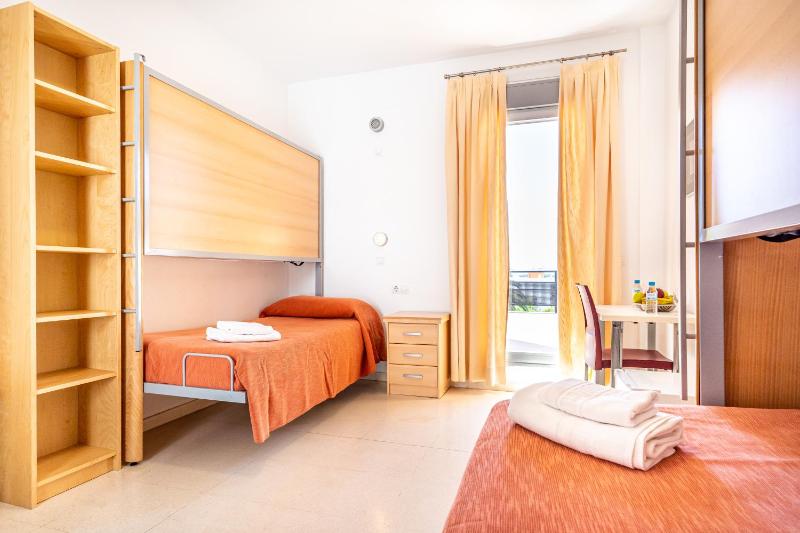 Triple Room with Private Bathroom image 3