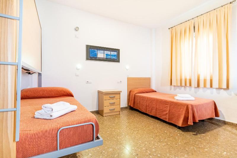 Single Bed in Dormitory Room image 2