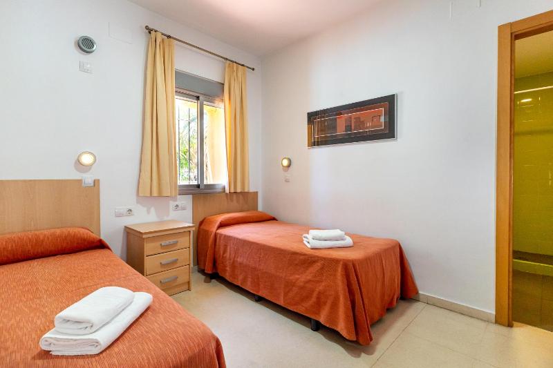 Twin Room with Private Bathroom image 2