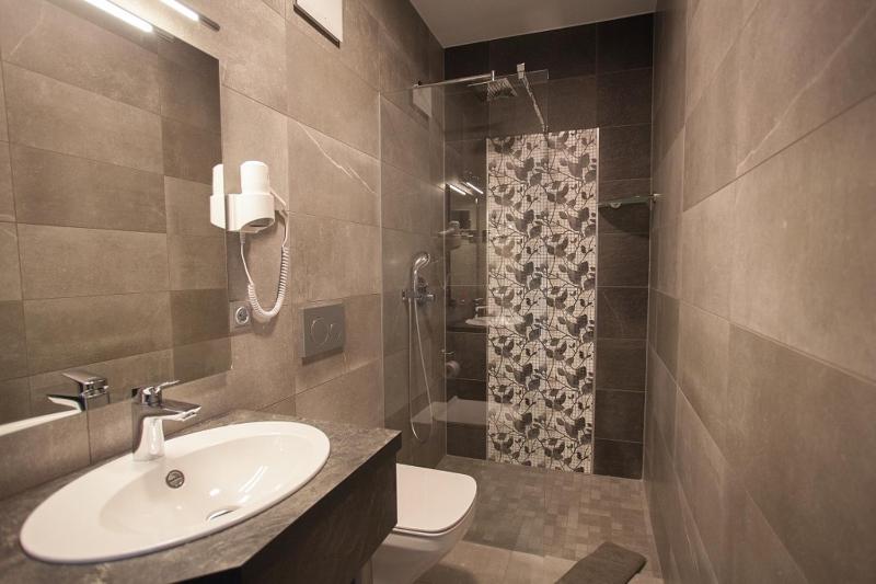 Double Room with City View image 3