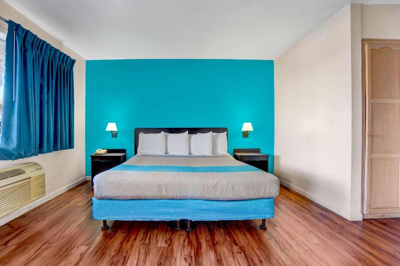 King Room with Roll-In Shower - Disability Access image 4