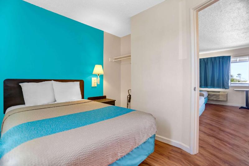 Standard Suite - Non-Smoking image 4