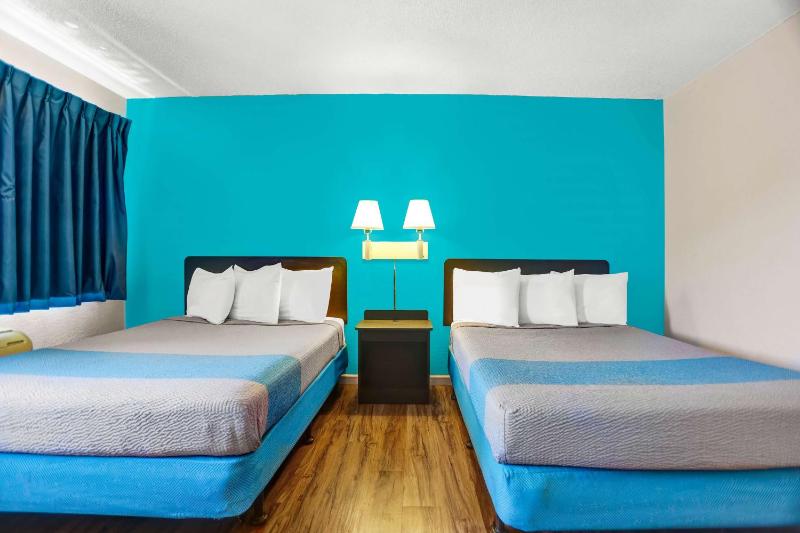Queen Room with Two Queen Beds - Non-Smoking image 4