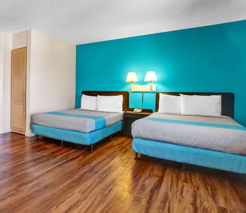 Queen Room with Two Queen Beds - Non-Smoking image 3