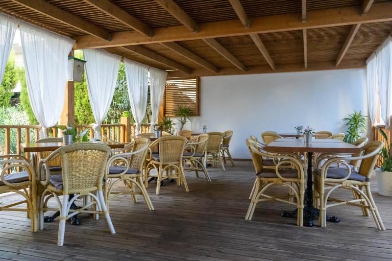 Coral beach house & food - image 10