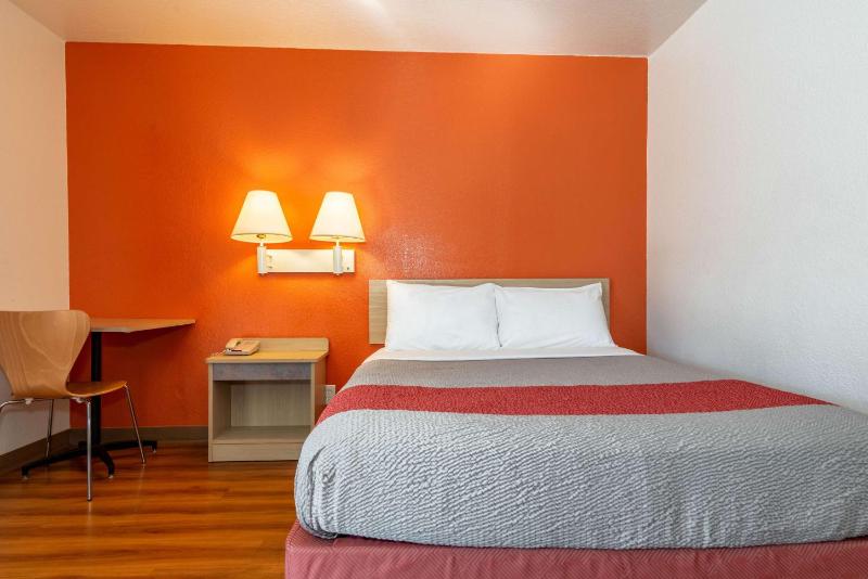 Motel 6-Palm Springs CA - East - Palm Canyon - image 14