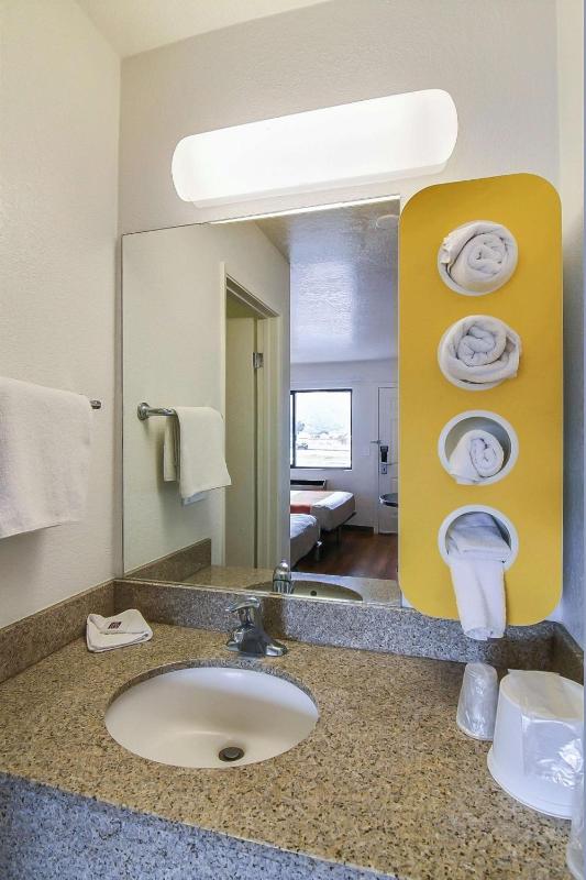 Queen Suite - Non-Smoking image 3