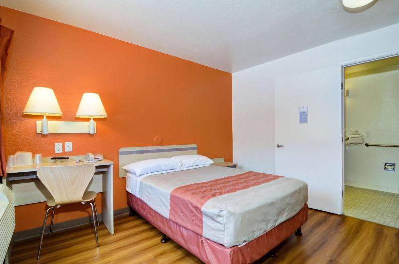 Motel 6-Palm Springs CA - East - Palm Canyon - image 2