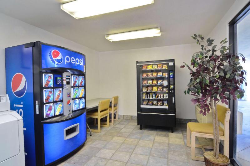 Motel 6-Palm Springs CA - East - Palm Canyon - image 8