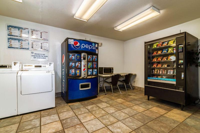 Motel 6-Palm Springs CA - East - Palm Canyon - image 13