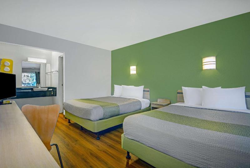 Queen Room with Two Queen Beds image 2