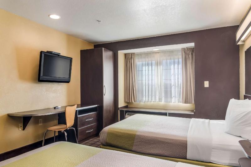 Queen Room with Two Queen Beds - Non-Smoking image 3