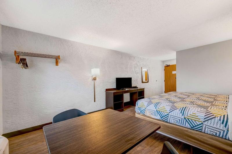 King Room - Non-Smoking image 2