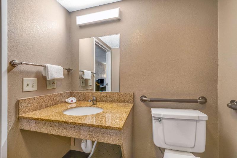King Room - Disability Access - Non-Smoking image 3