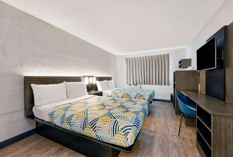 Quadruple Room - Non-Smoking image 1