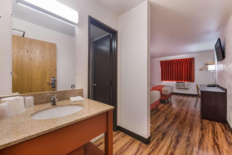Quadruple Room - Non-Smoking image 2