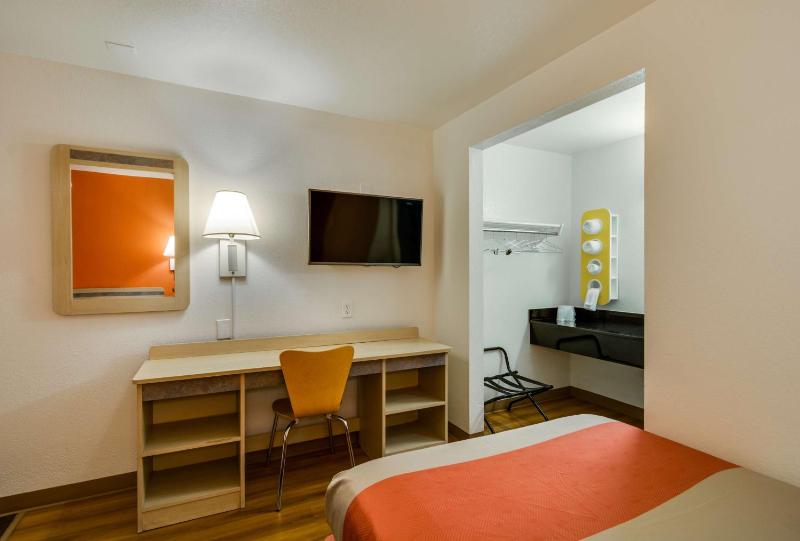 Queen Room - Non-Smoking image 3