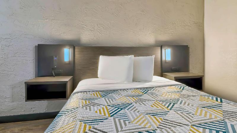 Double Room - Non-Smoking  image 4