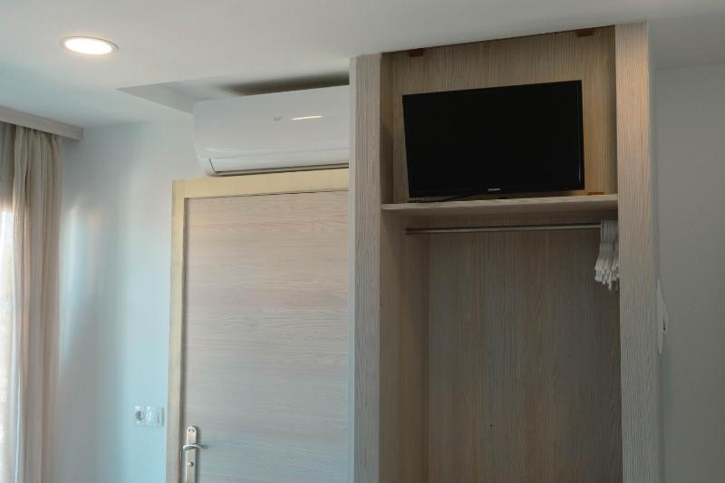 Coral beach house & food - image 8