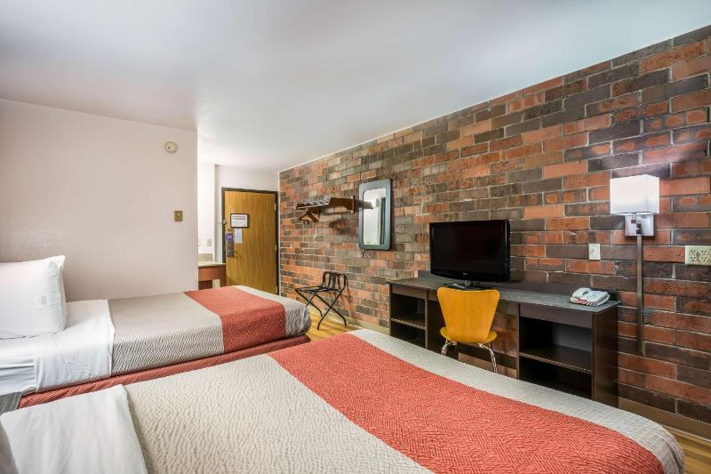 Quadruple Room - Non-Smoking image 2