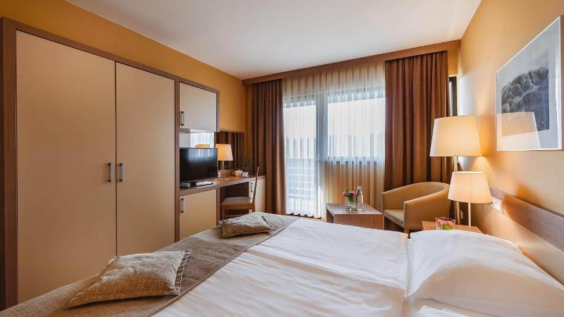 Superior Double or Twin Room with Balcony image 4