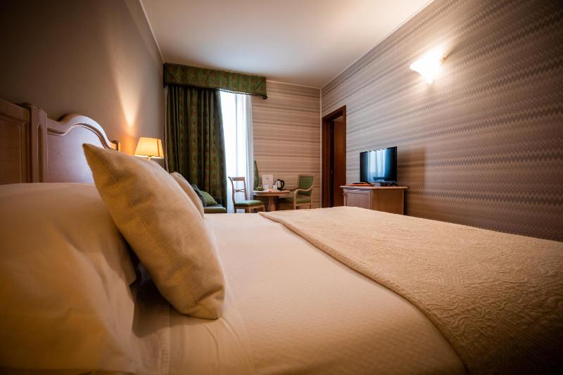 Deluxe Family Room image 2